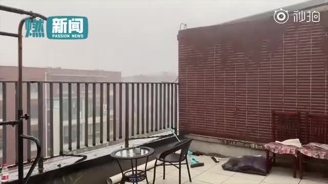 北京遭暴雨侵袭开启限时降雨模式 路面积水如瀑布