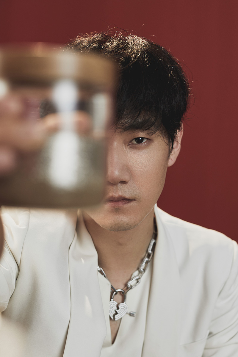 王晰新专《歌颂》mv上线 一场超现实主义的生命之旅