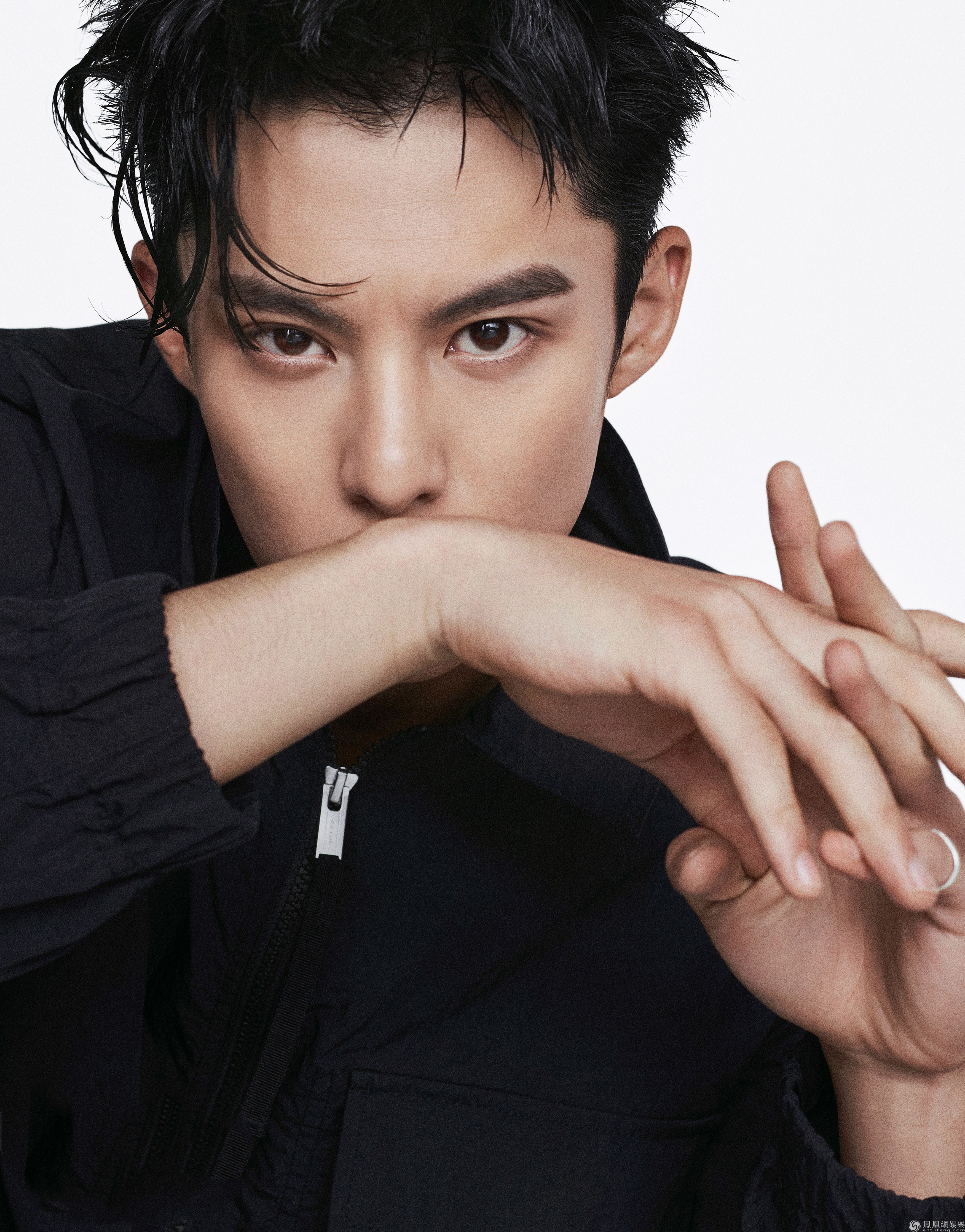 王鹤棣复古鱼尾刘海造型展别样魅力