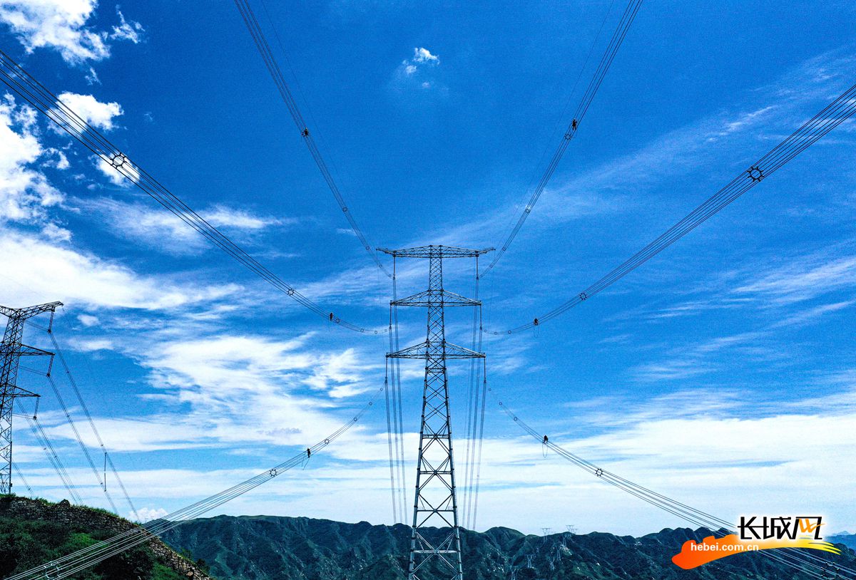 電力員工在距地面百餘米的高空排查特高壓線路.