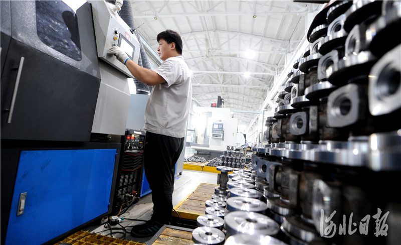 近日，位于河北省隆尧县的远大阀门集团有限公司员工正在焊接产品。河北日报记者杜柏桦摄影报道