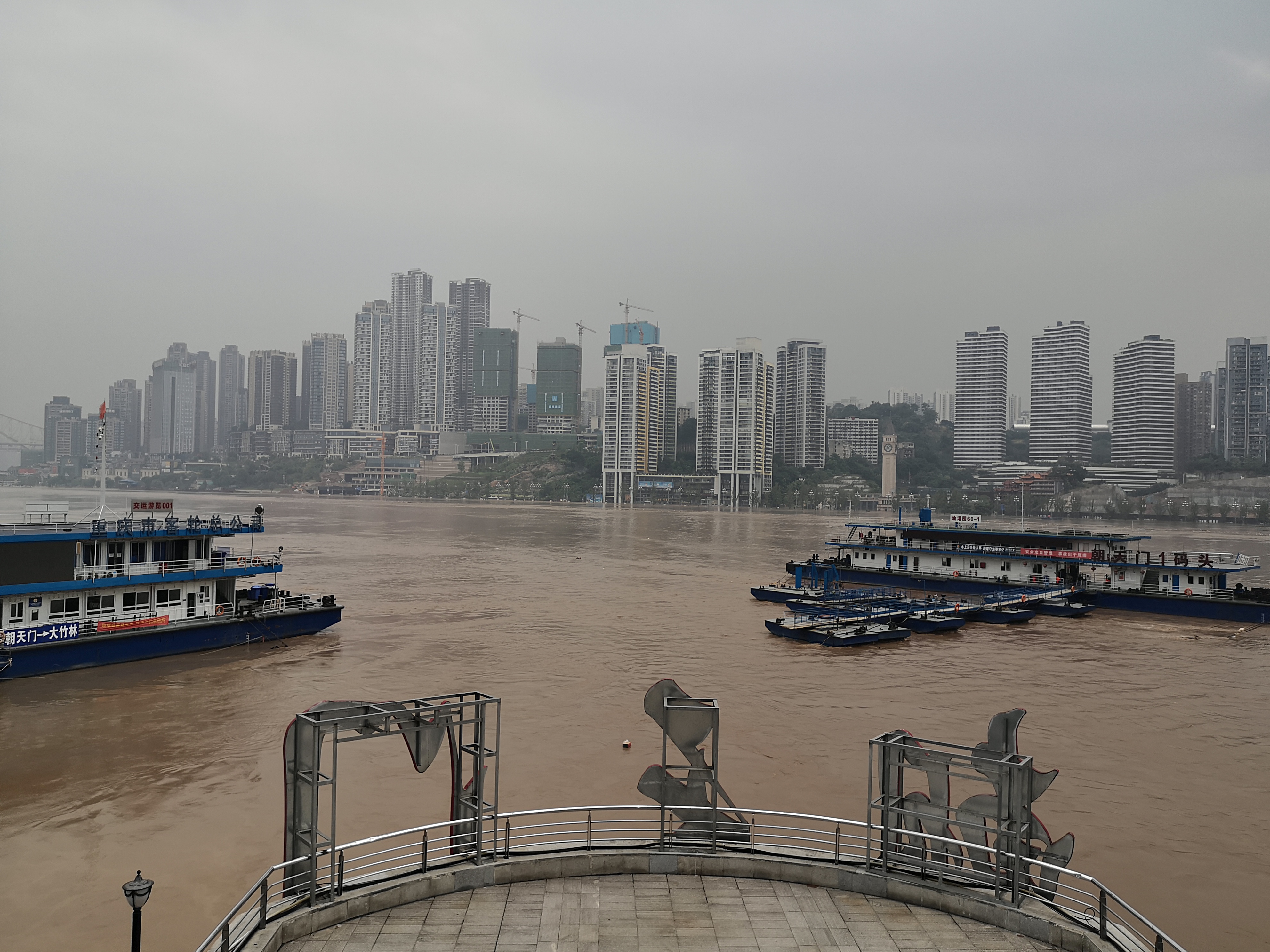 直擊重慶洪水兩江交匯鴛鴦鍋沒了洪崖洞景區受災關閉