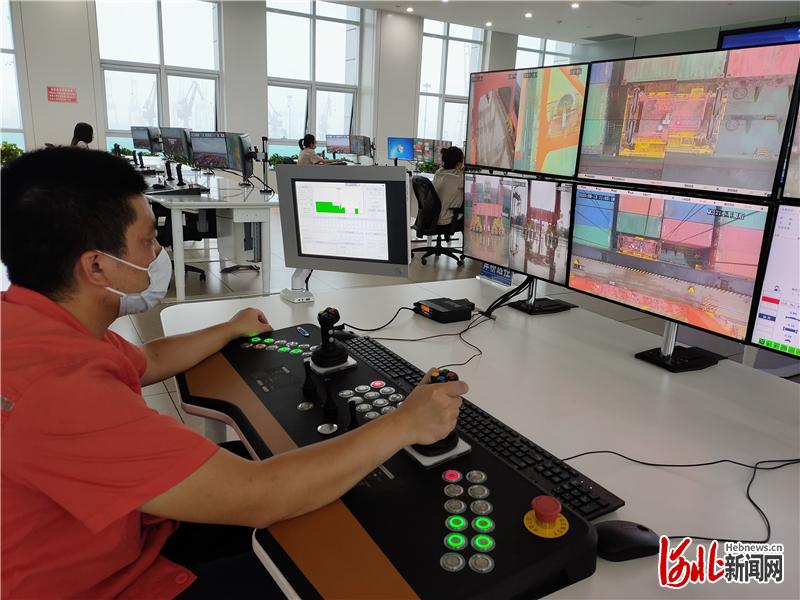 图为唐山港智慧码头控制中心内，岸桥司机安志勇正在远程操控集装箱装卸作业。 河北日报记者方素菊摄