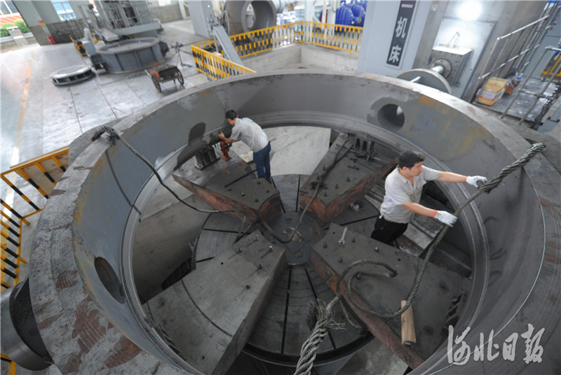 近日，位于河北省隆尧县的远大阀门集团有限公司的员工在加工产品。河北日报记者杜柏桦摄影报道