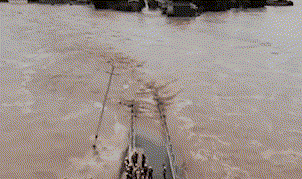 航拍四川乐山救援现场：洪水截断大桥 消防艇转移被困者