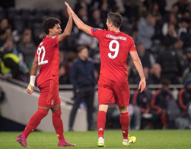 拜仁3-0完胜里昂,昂首挺进决赛,此役,拜仁进攻三叉戟创下疯狂纪录