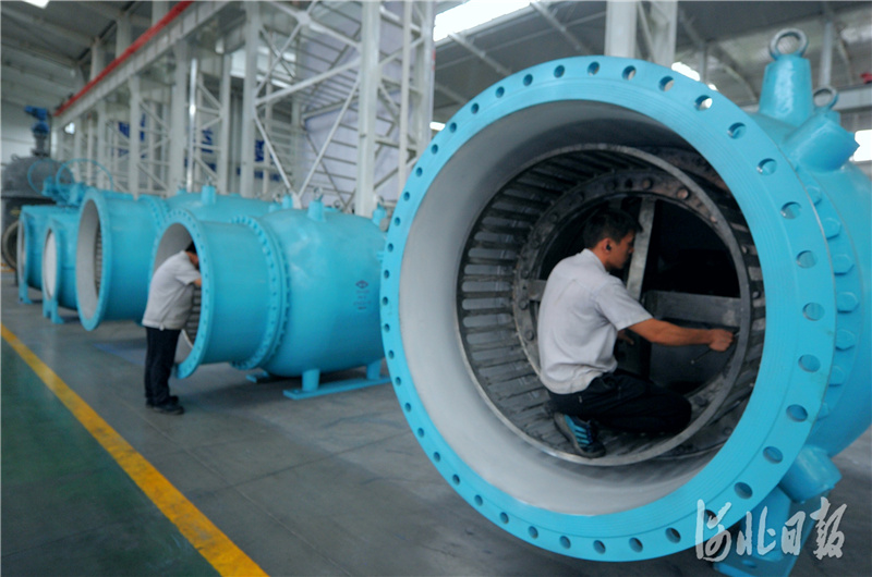 近日，位于河北省隆尧县的远大阀门集团有限公司的员工在加工产品。