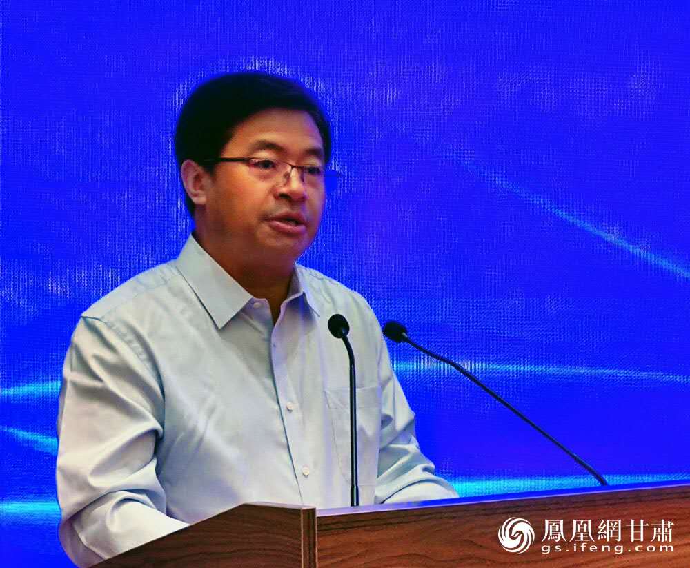 白银市市长张旭晨在项目落地签约仪式上致辞 肖刚 摄