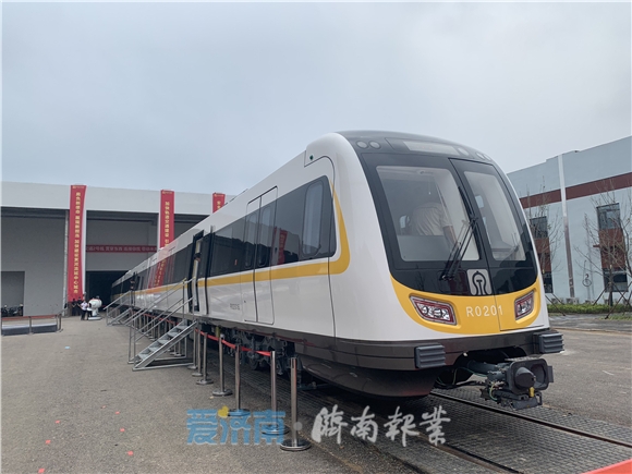 济南地铁2号线列车亮相：“河脉黄”配色 满满萌感