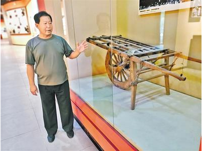 在马本斋纪念馆，馆长哈光杰站在展品木制小推车前，讲述马本斋烈士大义爱国和马母宁死不屈的感人事迹。 河北日报记者 戴绍志摄