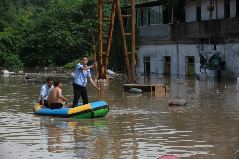 洪峰过境服务无境 重庆渝北公安全力以赴投入到抗洪抢险一线