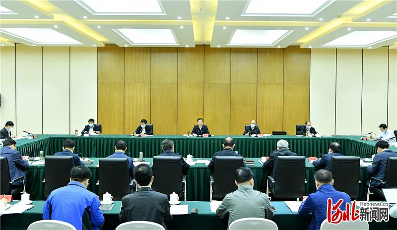 调研检查中，王东峰主持召开专题会，听取省冬奥办、张家口市委市政府和省直有关部门工作汇报，安排部署下一阶段工作。 河北日报记者 赵威 摄