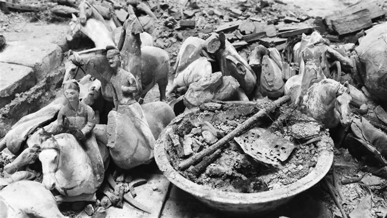 墓室内的彩绘俑