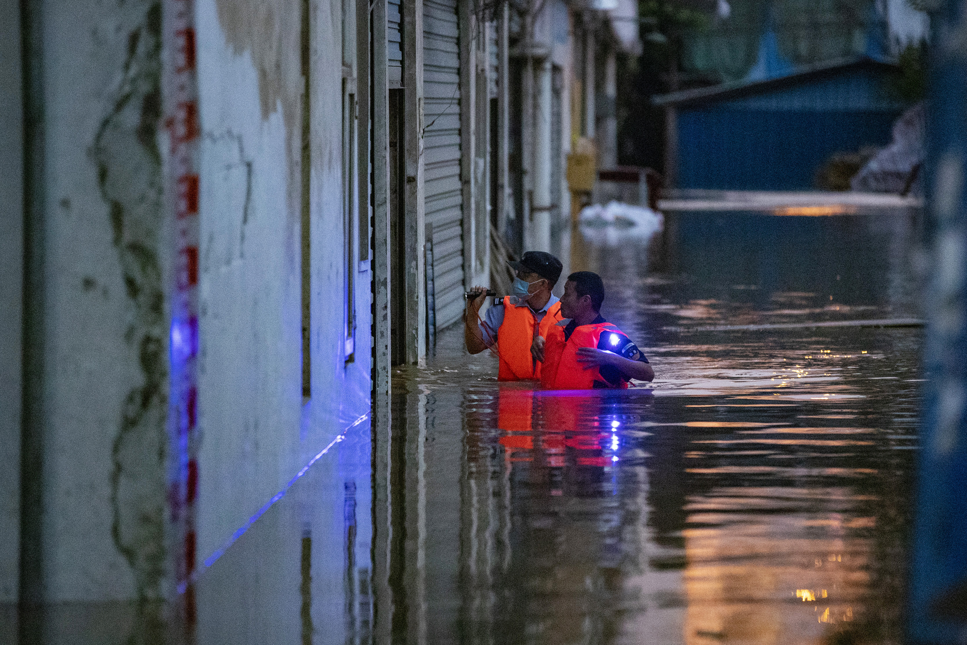 重庆渝中民警绳子拴腰在齐腰深的洪水中巡逻