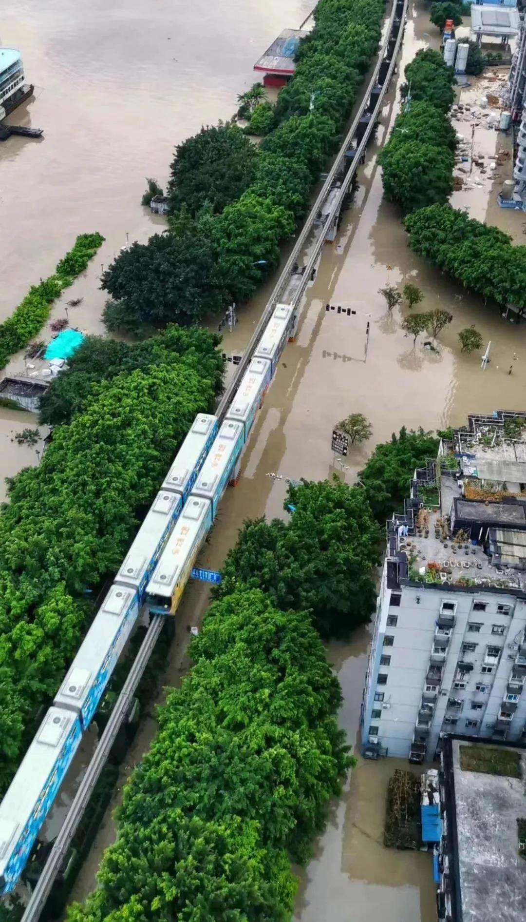 重庆：千与千寻水上列车带你乘风破浪