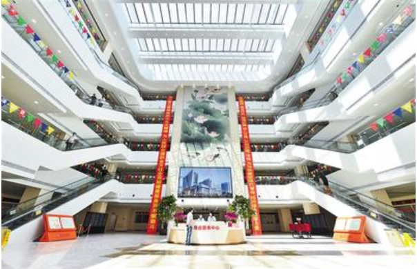 石家庄市充分发挥财政政策资金作用，加快石家庄市儿童医院等民生工程项目建设。这是今年6月1日建成投用的石家庄市儿童医院大楼内宽敞的公共空间。 河北日报记者 赵海江摄