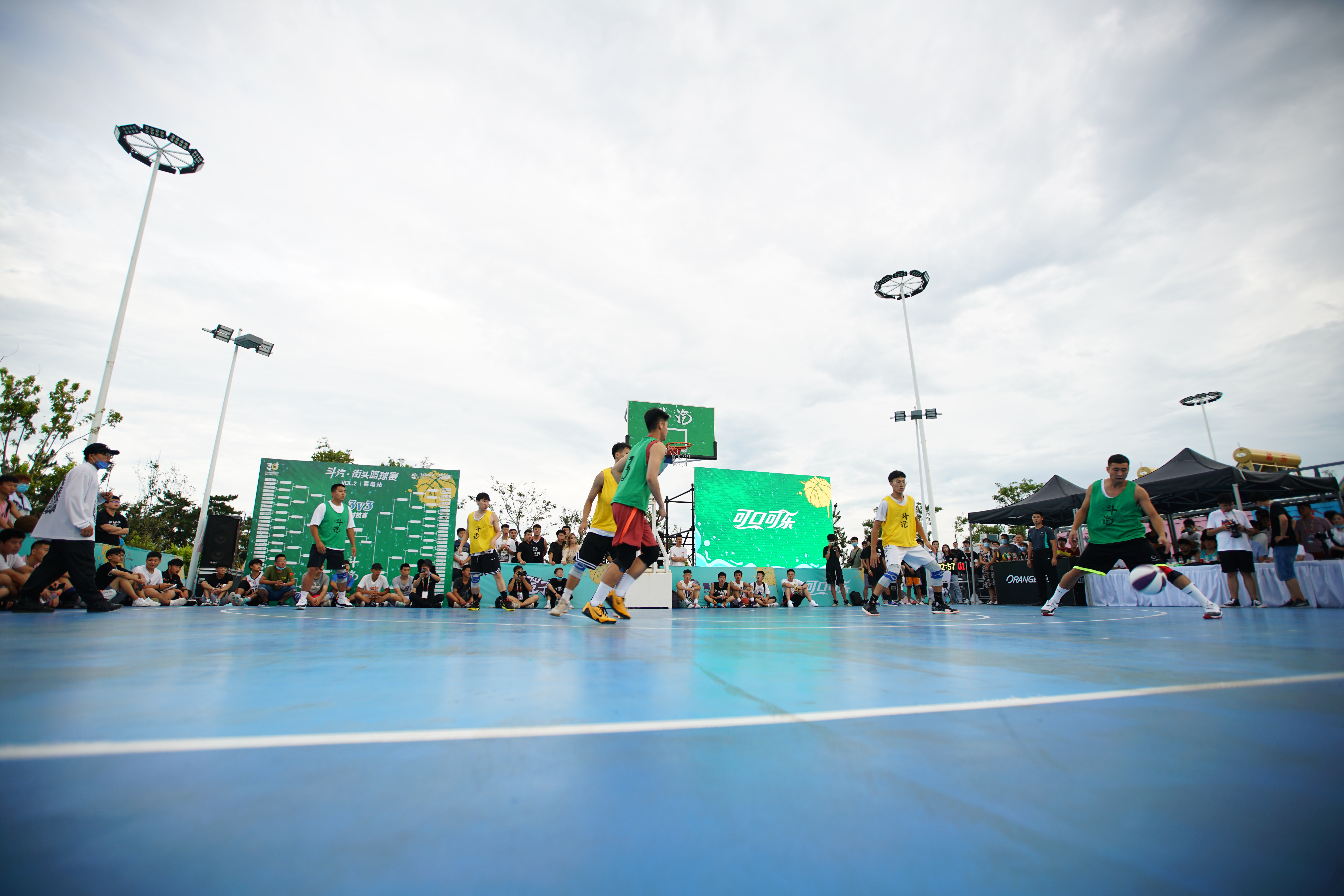 67青岛金沙滩啤酒城斗汽街头篮球赛炫出潮酷范儿