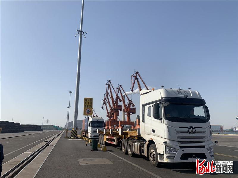 图为在唐山港，无人集装箱卡车正在作业。 通讯员王正阳摄