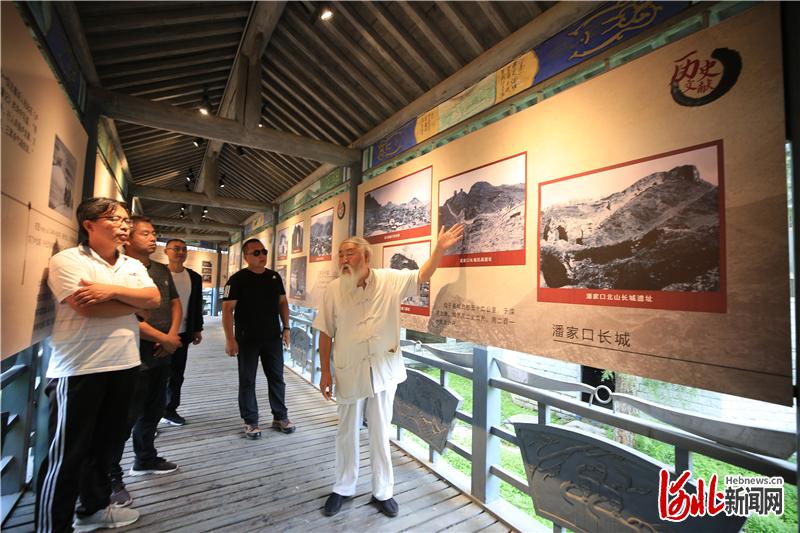 近日，迁西县喜峰雄关大刀园长城抗战博物馆馆长张国华（右一）在展板前向参观者讲述喜峰口长城抗战故事和《大刀进行曲》的由来。园区及博物馆建成开放以来，年均接待参观者30万人次。 河北日报通讯员王爱军摄
