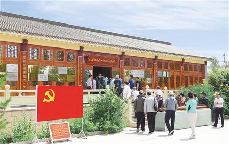 八步沙林场吸引众多游客参观、学习