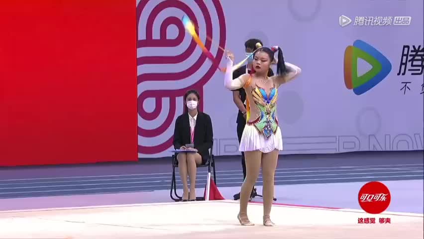 女偶像艺术体操比赛闹乌龙！彩带缠完脖子缠辫子，足足挣扎20秒...