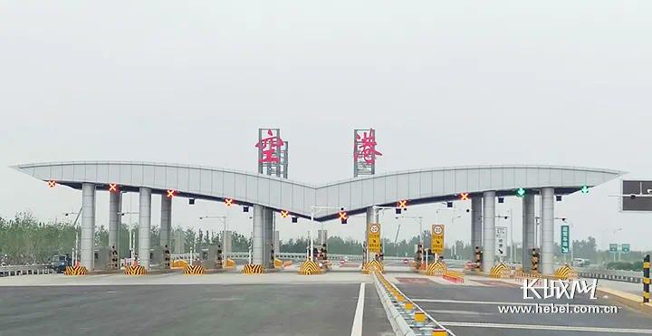 北京大兴国际机场北线高速公路廊坊空港收费站.记者 祝雪娟 摄