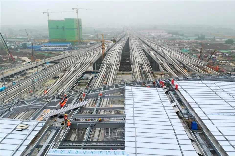 京雄城际铁路分两段建设运营,其中北京西至大兴机场段设计时速250公里