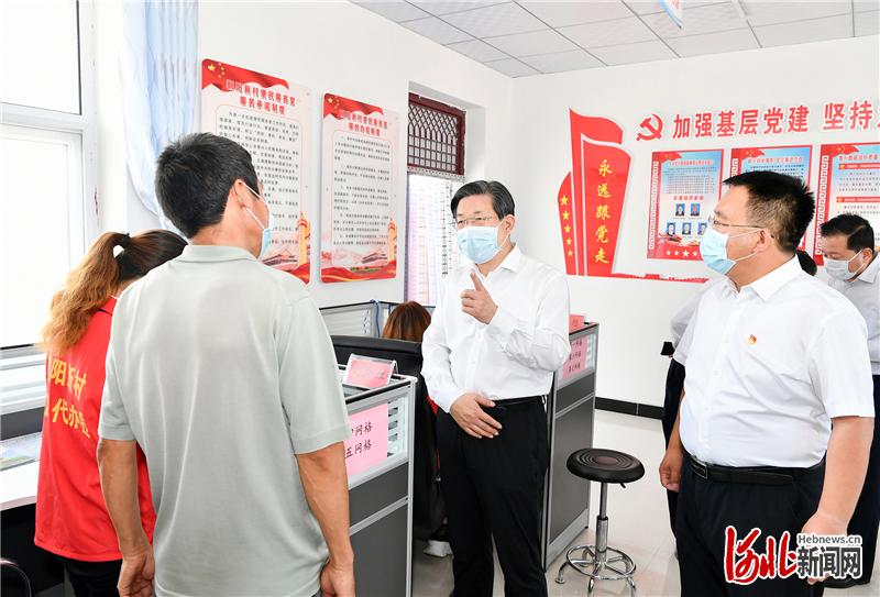 8月17日至19日，省委书记、省人大常委会主任王东峰到张家口市调研检查。这是王东峰在阳原县朝阳新村易地搬迁扶贫项目建设现场，认真察看便民调解室、服务大厅。 河北日报记者 赵威 摄