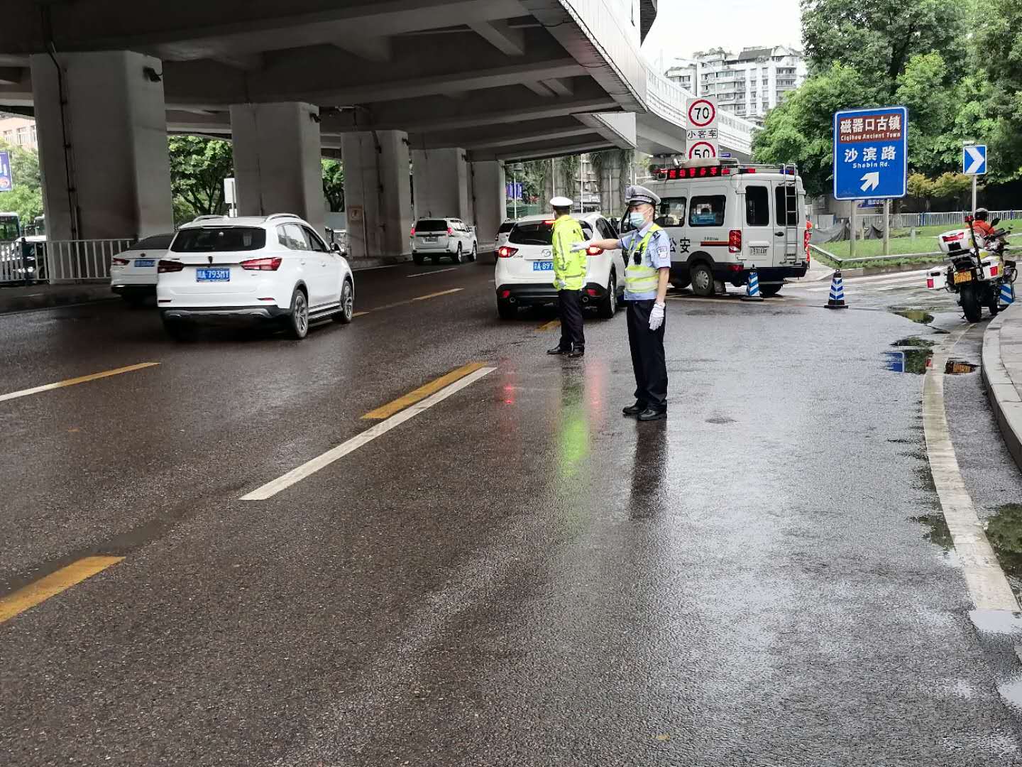 洪峰过境磁器口 重庆沙坪坝区交巡警对周边道路实施交通管制