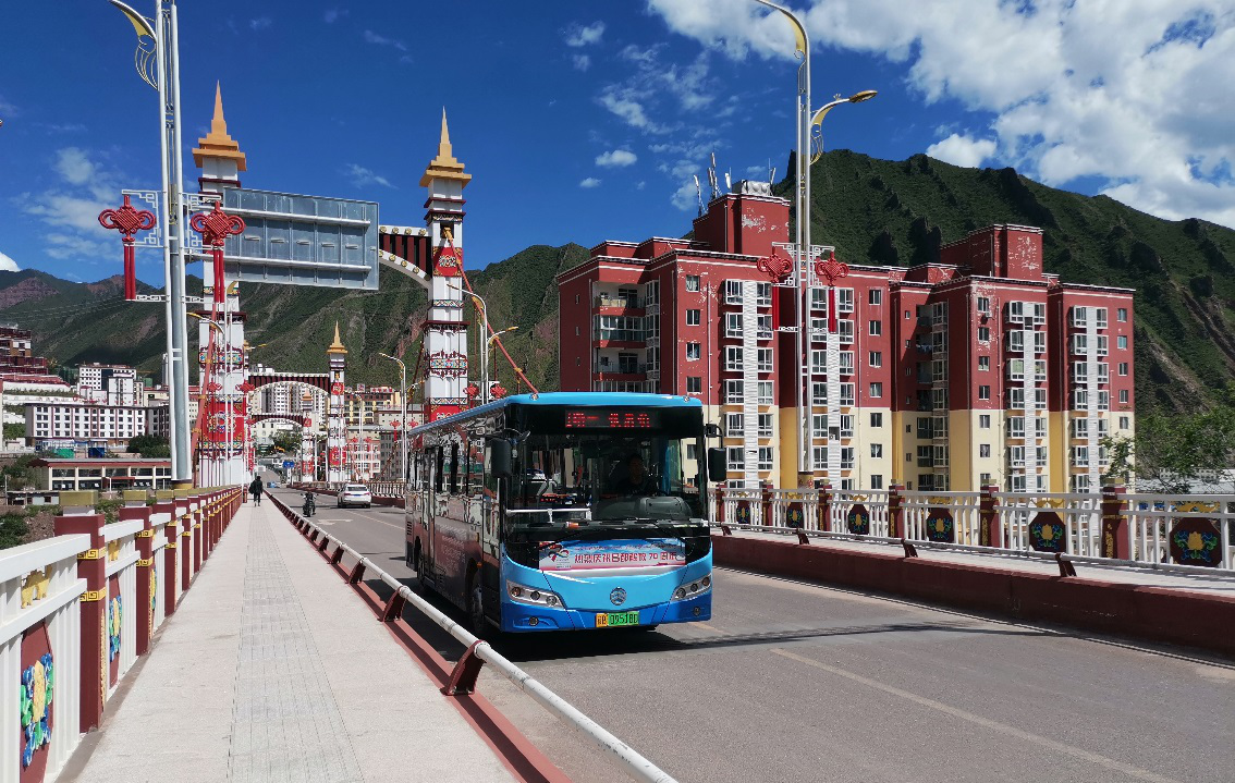 雪域高原上的便捷公交援藏的金旅纯电动公交车交付西藏昌都