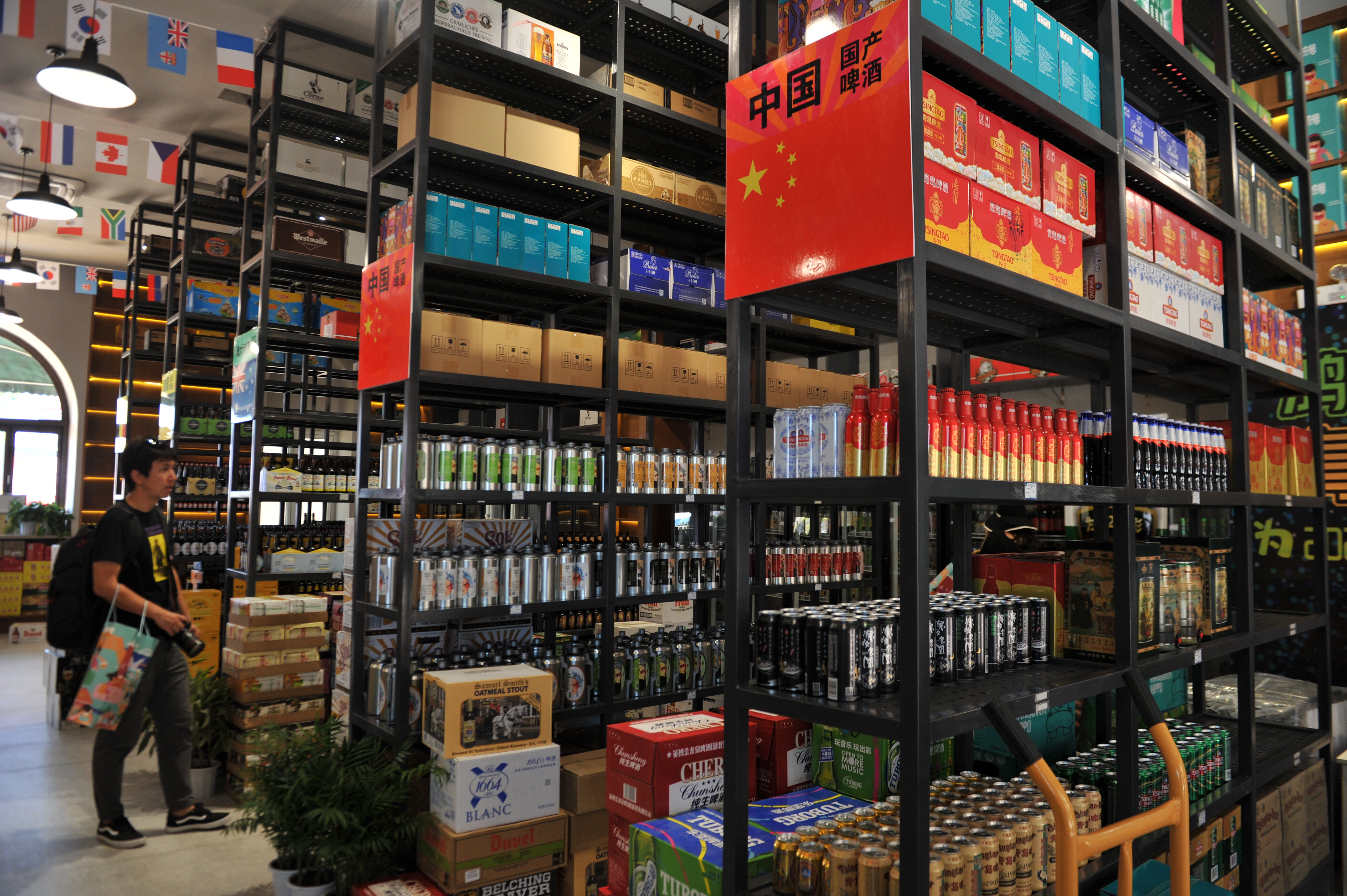 青岛金沙滩啤酒城国际啤酒汇仓储式平价超市销售火爆