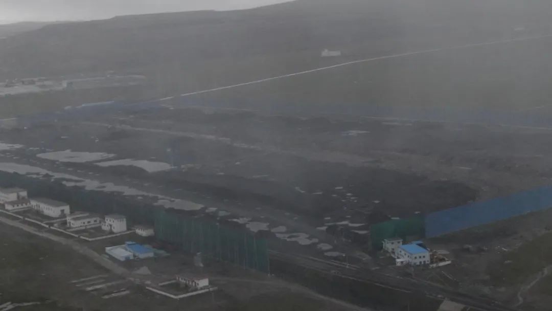 △总台央视记者在木里矿区发现的大型存煤场