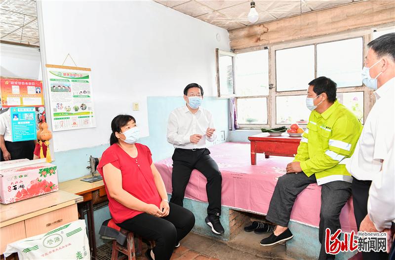 8月17日至19日，省委书记、省人大常委会主任王东峰到张家口市调研检查。这是王东峰在阳原县化稍营镇正河台村，入户走访贫困群众。 河北日报记者 赵威 摄