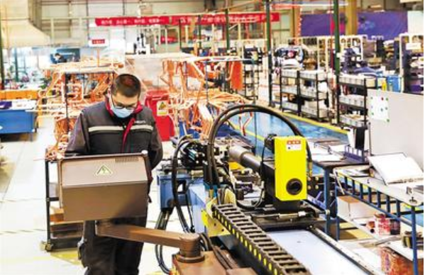 近日拍摄的固安阿尔西制冷设备有限公司车间生产现场。河北日报通讯员 门丛硕摄