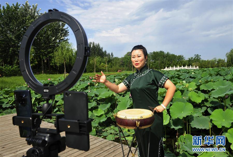 8月13日，河北省河间市西河大鼓非遗项目艺人李雪通过网络直播表演西河大鼓。