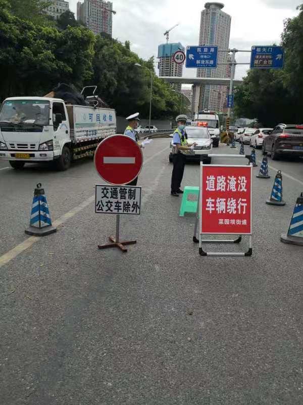 5号洪峰过境重庆部分路段被淹 渝中交巡警提醒过往车辆绕行