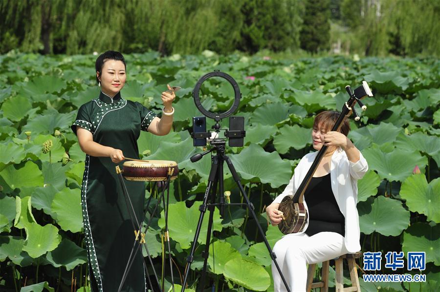 8月13日，河北省河间市西河大鼓非遗项目艺人李雪（左）、张领娣通过网络直播表演西河大鼓。