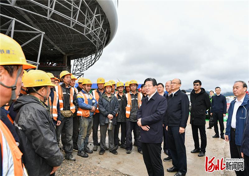 8月17日至19日，省委书记、省人大常委会主任王东峰到张家口市调研检查。省委副书记、省长许勤参加有关活动。这是在崇礼区，王东峰、许勤冒雨深入到古杨树场馆群工程现场，了解建设情况，与施工人员亲切交流。河北日报记者 赵威 摄