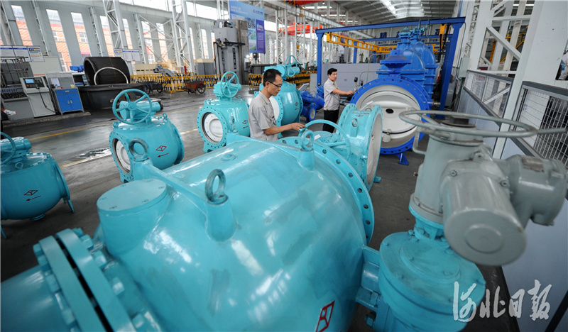 近日，位于河北省隆尧县的远大阀门集团有限公司的员工在加工产品。河北日报记者杜柏桦摄影报道