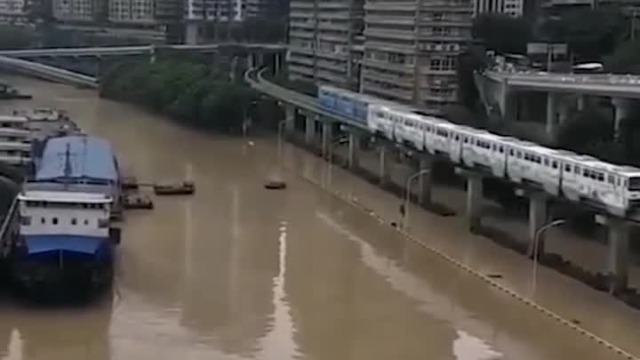 重庆洪水水位线抬升 轻轨列车几乎和轮船擦肩而过