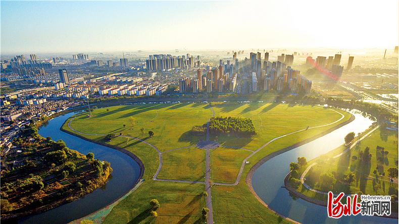 沧州大运河生态修复展示区已成为沧州大运河文化带建设的“亮点”、市民网红“打卡地”。 河北日报资料片