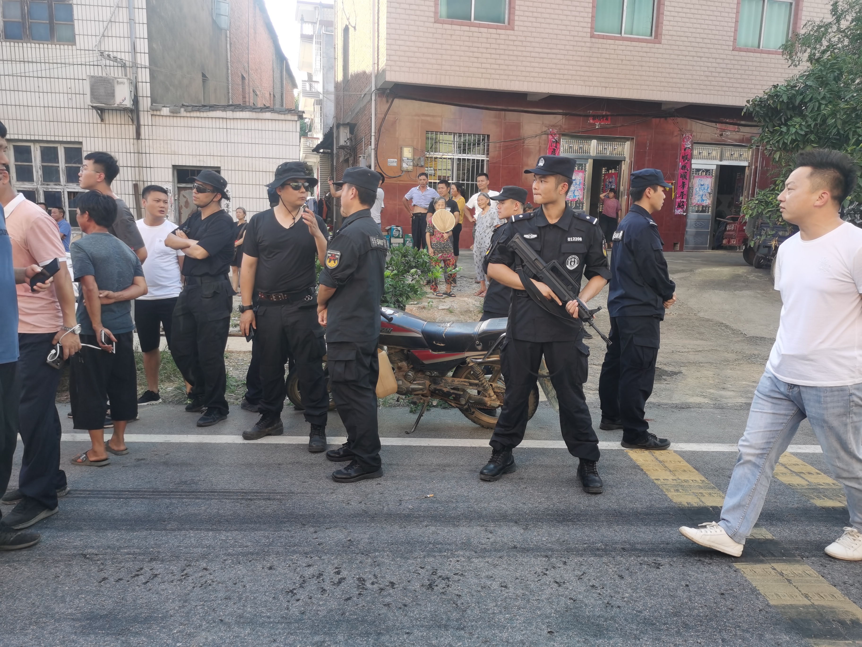 疑凶曾春亮逃窜时骑的摩托车，警方正在现场取证。新京报记者王飞摄