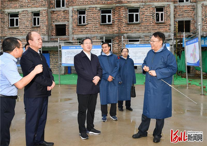 8月17日至19日，省委书记、省人大常委会主任王东峰到张家口市调研检查。这是王东峰在沽源县九连城镇“空心村”治理集中安置区建设现场，认真听取工作汇报。 河北日报记者 赵威 摄