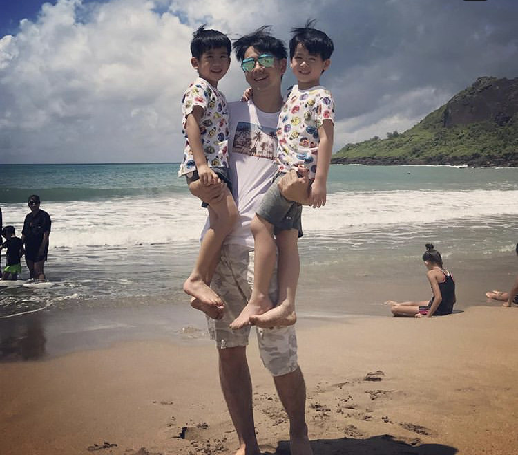 在一起拍照的双子星则显得十分乖巧,渐渐长大的jenso与kyson长高不少