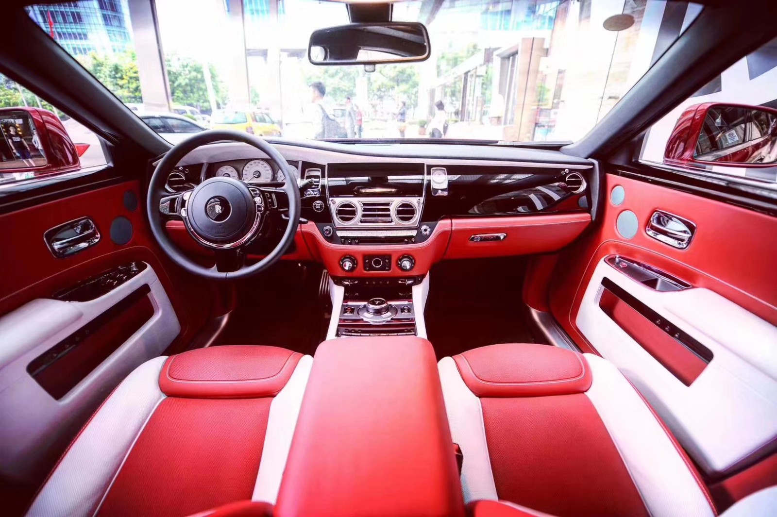 劳斯莱斯古斯特现车报价 打造非凡意境