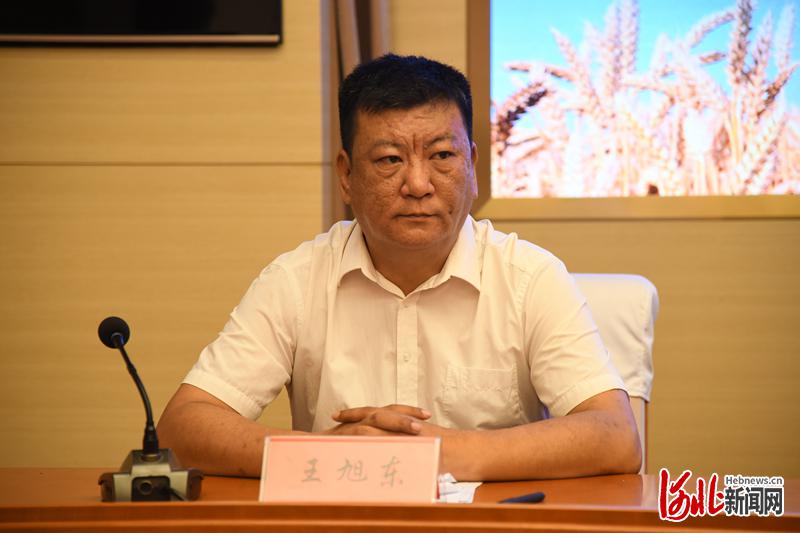 图为河北省农业品牌建设中心主任王旭东主持新闻发布会并答记者问。 田泽阳摄