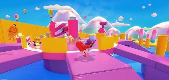 《糖豆人:终极淘汰赛》这款一夜爆红的小游戏,结合了综艺节目的闯关类