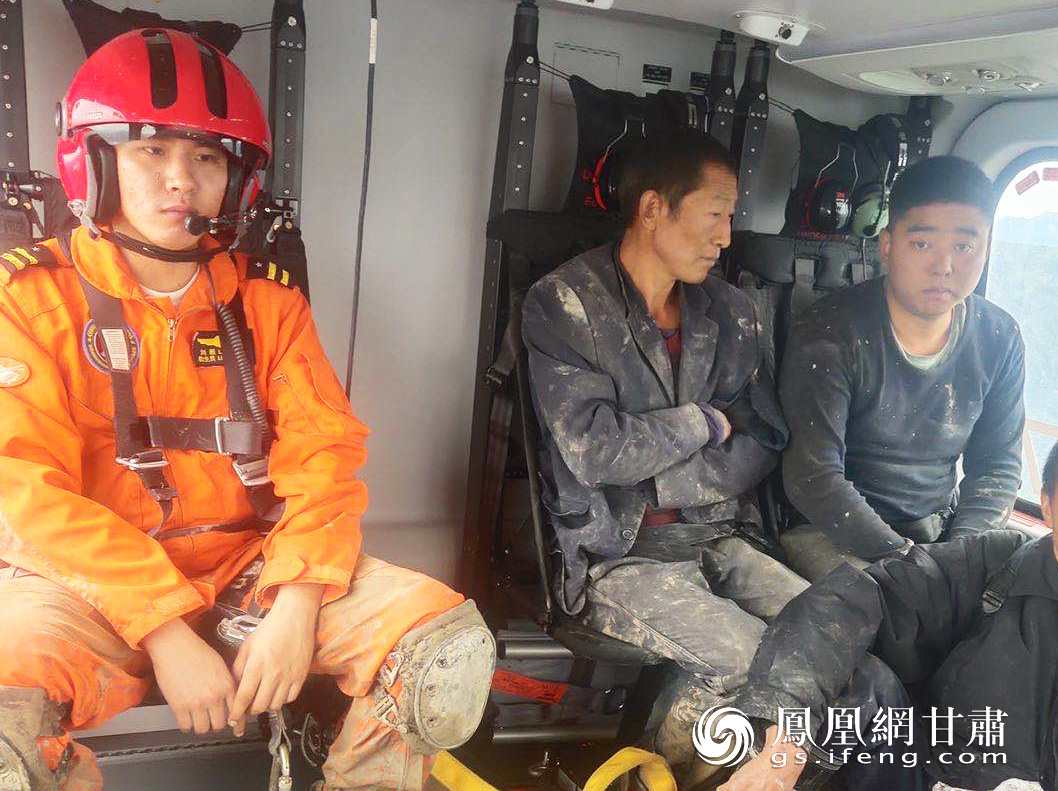 被困群众搭乘直升机前往安全地带 甘肃省公航旅集团供图