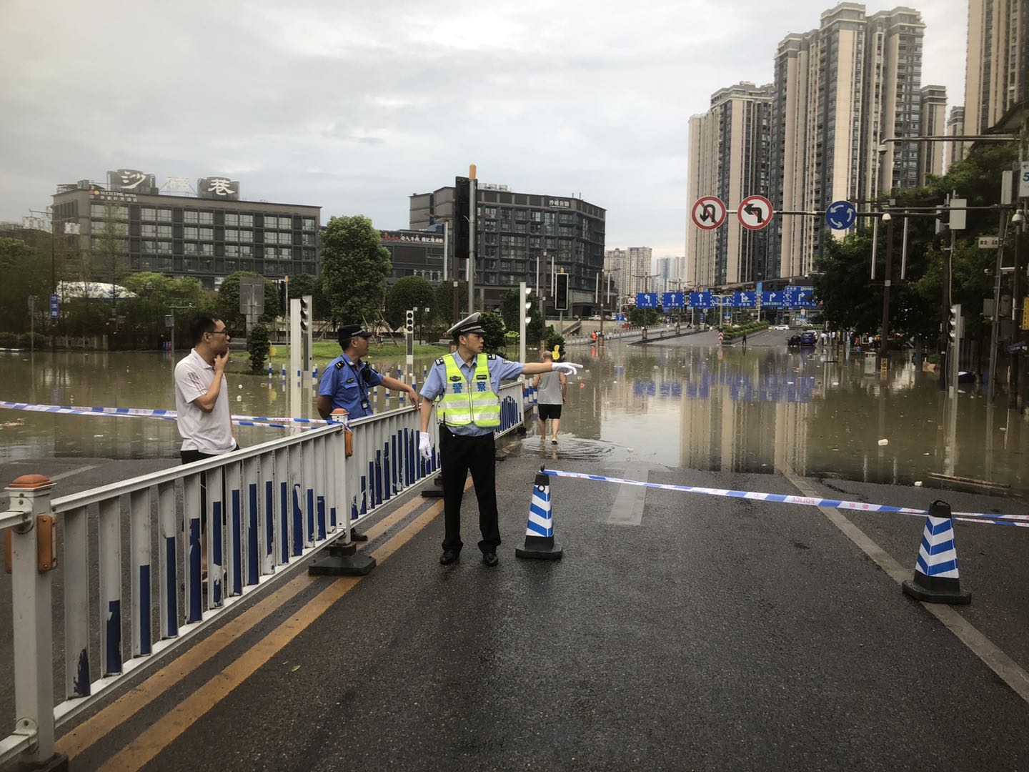 洪峰过境磁器口 重庆沙坪坝区交巡警对周边道路实施交通管制