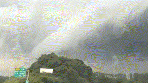 台风“海高斯”登陆前日 广河高速上空现“云墙”